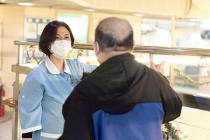 護士主任藍光（圖左）及員工均視院友如家人，照顧他們的需要。