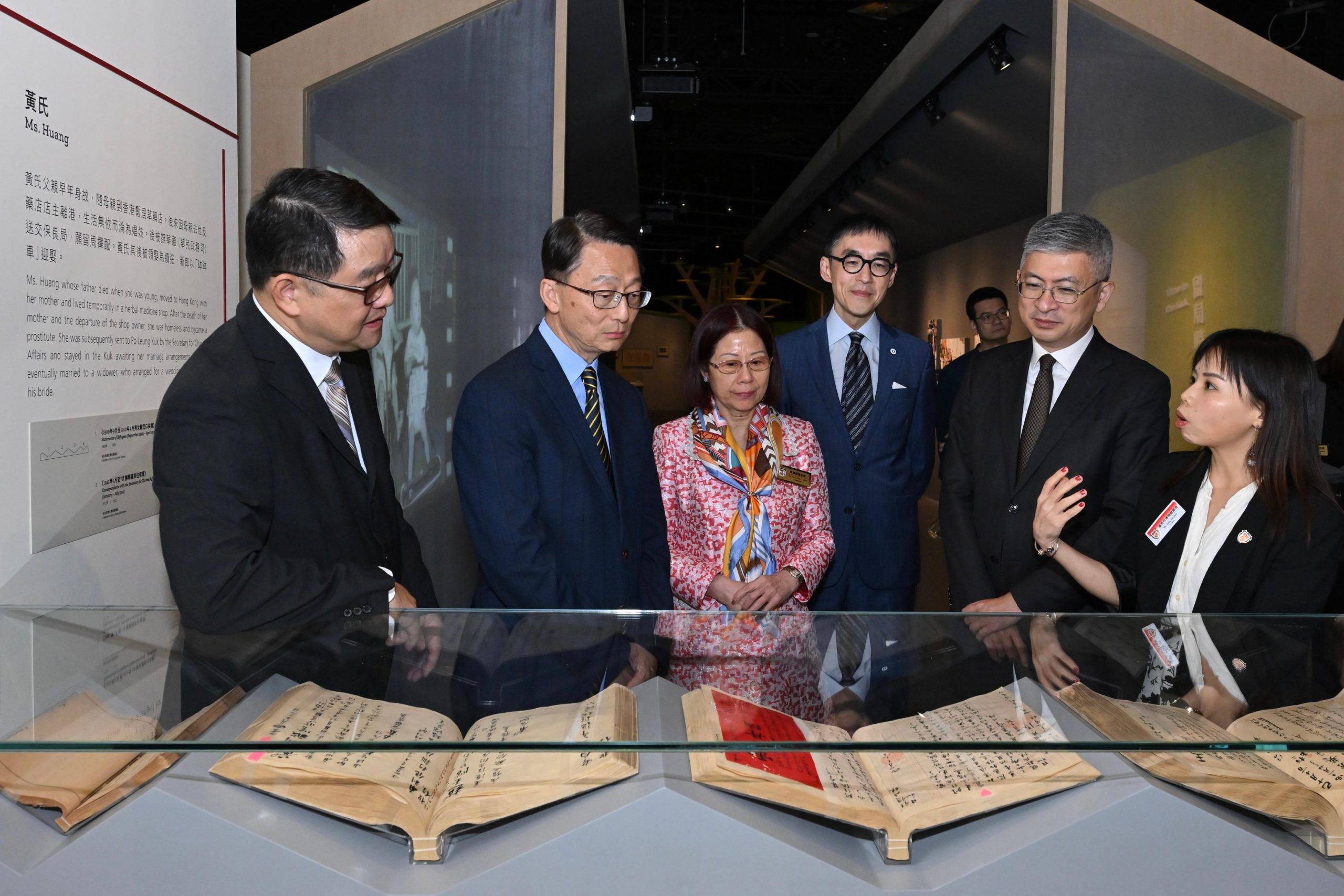 「保赤安良145年──以善心建善業」展覽開幕典禮今日（十月十七日）在香港文化博物館舉行。圖示保良局歷史博物館館長楊秀玲（右一）向主禮嘉賓（左起）香港文化博物館總館長林國輝、康樂及文化事務署署長劉明光、保良局主席陳黎惠蓮、博物館諮詢委員會主席蘇彰德教授和文化體育及旅遊局副局長劉震介紹展覽。