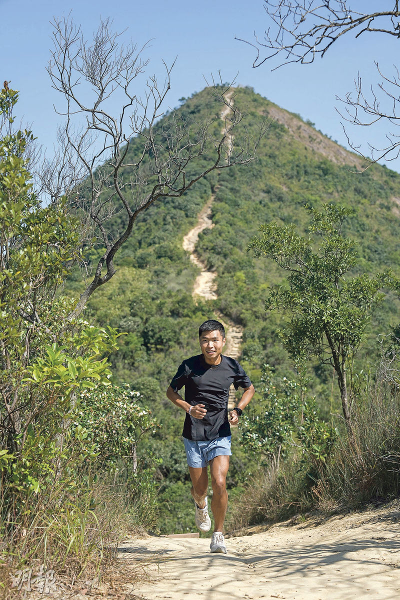 最愛香港山徑--到過不少境外地方參賽或行山後，曾福祥最愛還是香港的山徑，「因為好接近市區，隨時都行得，而且景色變化大」。（楊柏賢攝）