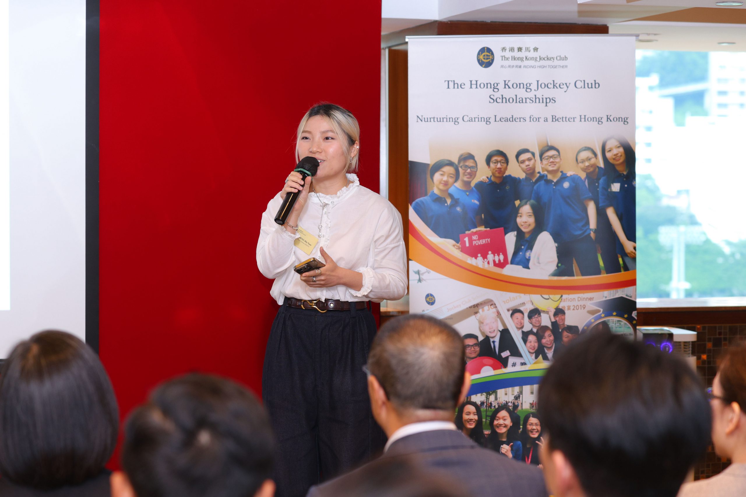 Chris獲獎學金支持，到倫敦藝術大學的倫敦時尚學院修讀時裝設計學士課程。