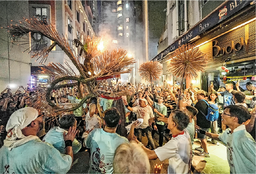 每年中秋的大坑舞火龍都會吸引大批市民及遊客到場欣賞，香港科技大學人文學部榮休副教授廖迪生說作為國家級非遺的大坑舞火龍能凝聚社區力量，不少搬離大坑的居民會在舞火龍的3晚回到社區幫手。（資料圖片）