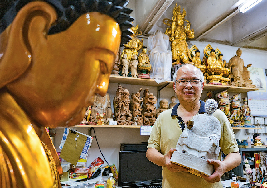 神像雕刻技藝是香港非物質文化遺產，木雕師傅蕭炳強認為手工藝代表人的創意，人工智能（AI）生成的作品無法比擬，而AI發展是在扼殺傳統手工藝，讓工藝量產失去其價值。（資料圖片）