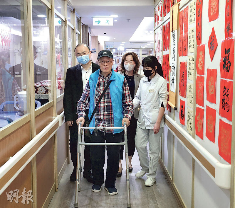 77歲的林伯（前）喜歡社交舞，去年因病入院，出院後要坐輪椅。他獲院舍提供自立支援後，目前能以助行架在院舍走動，不時會練習步行、做治療師教導的運動，期望盡快康復後再跳社交舞。（李紹昌攝）