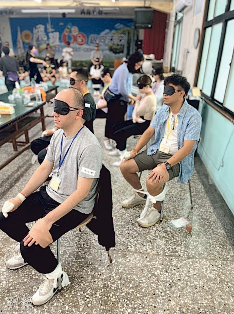 成立銀創基金會的香港安老服務協會去年曾率團到台灣考察，有逾60間機構、共30名院舍經營者和非牟利機構主管隨團到當地參觀院舍及日間中心，了解它們推動自立支援的經驗，並體驗被約束和包尿布。（受訪者提供）