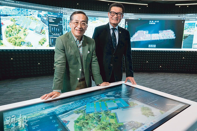 建造業議會主席何安誠（左）及執行總監鄭定寕（右）昨出席傳媒茶敘，何安誠表示，本港私人工程量雖減，但新一份《財政預算案》提及，基本工程開支由去年平均每年約900億元增至未來平均每年約1200億元，「一加一減」下相信能為業界提供一定生意量。（楊柏賢攝）