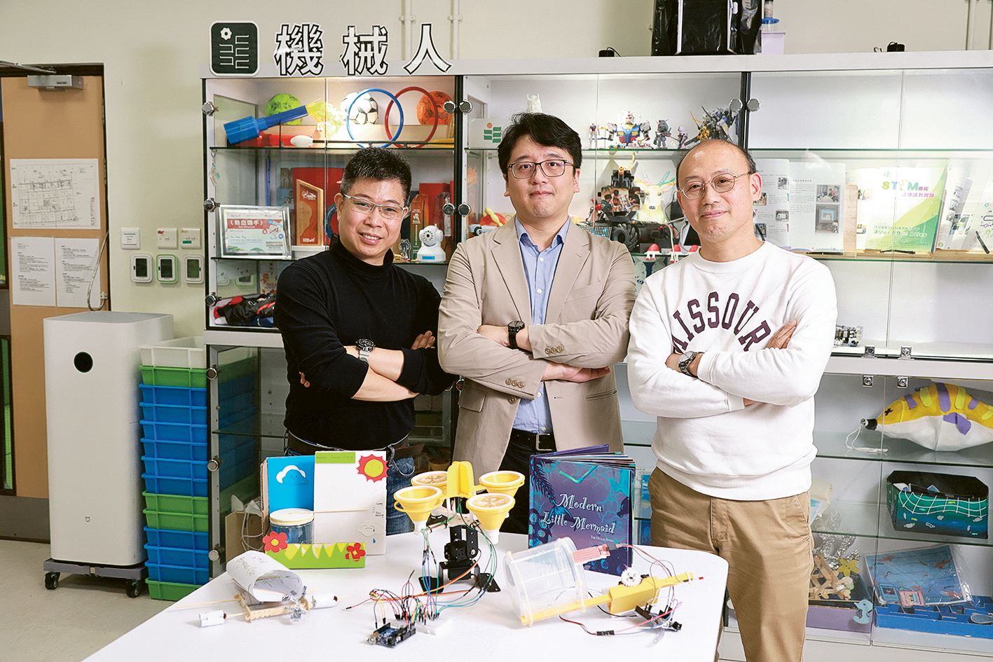 香港教育大學「STEM教育文學碩士」課程吸引不同背景者入讀，包括：前線教育工作者、學校領導人員、有志推動STEM教育發展等人士，有助促進彼此交流。圖為課程主任蔡達誠博士（中）、畢業生楊仲堯（左）及學生嚴德生（右）。
