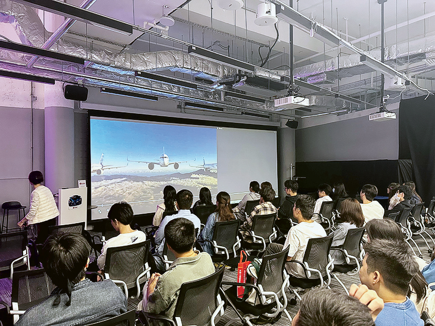 圖為課程學生到數碼港創科公司參觀，了解行業運作。