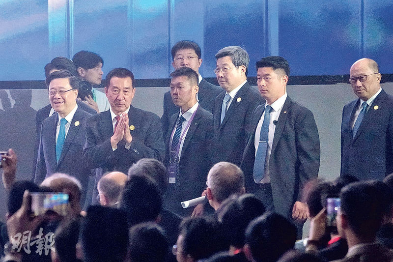 世界互聯網大會亞太峰會昨日於灣仔會展揭幕，全國政協副主席王勇（左二）、特首李家超（左一）、國家互聯網信息辦公室主任莊榮文（右三）、中聯辦主任鄭雁雄（右一）等內地及香港官員均有出席峰會開幕式並致辭。王勇表示，中央政府將全力支持香港深度融入全球數字化發展的時代洪流，充分把握數字經濟蓬勃興起的黃金機遇。（賴俊傑攝）  