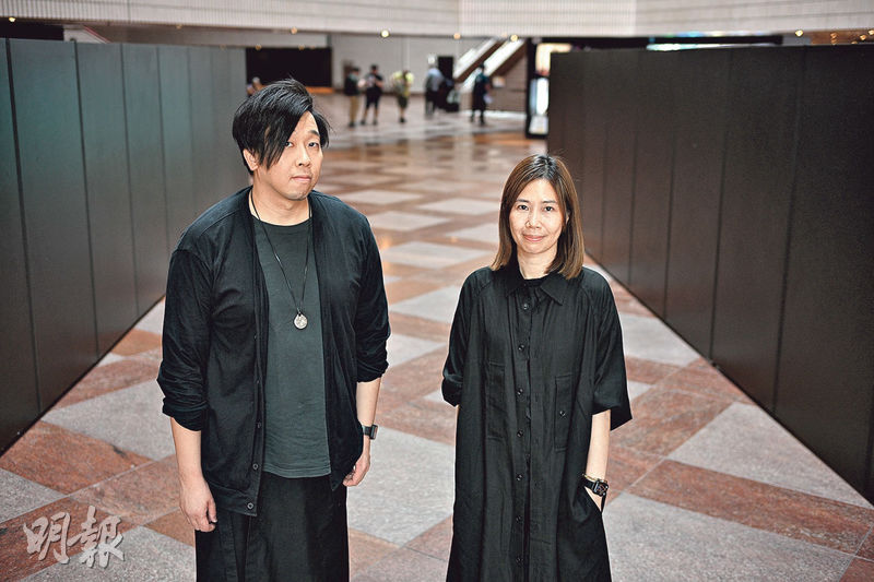 節目監製陳釗（Joe，左）與舞台設計師鄭宇君（Fion，右）已共同設計金像獎舞台十餘年。兩人都說，舞台設計不是一個人的功勞，還有眾多工作人員共同努力。（曾憲宗攝）