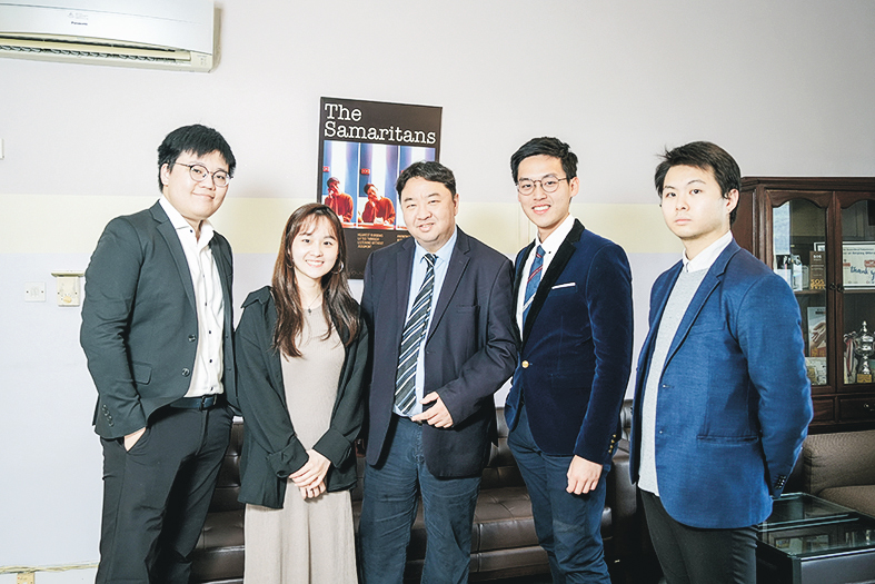 撒瑪利亞會營運總監葉士麟(中)及「賽馬會擁抱生命系列2.0:正向人生導航計劃」項目團隊成員,包括:項目經理麥籽生(左一)、項目經理及輔導心理學家李冠權(右二)、項目經理黃慧敏(左二)及程序主任周耀輝(右一)。