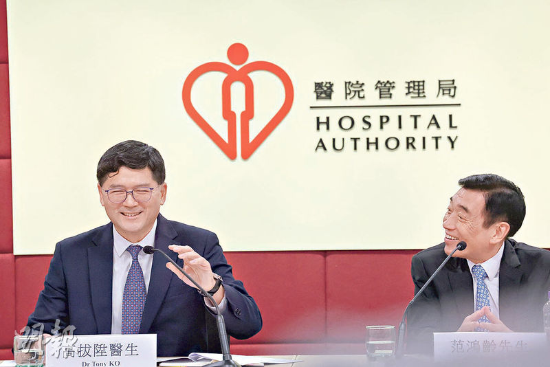 醫管局行政總裁高拔陞(左)與醫管局主席范鴻齡(右)昨於醫管局大會後會見傳媒,交代多項改革進展。高拔陞下月底約滿後退休,對於有稱副醫衛局長李夏茵有望接任行政總裁,范鴻齡說會適時公布人選。(李紹昌攝)