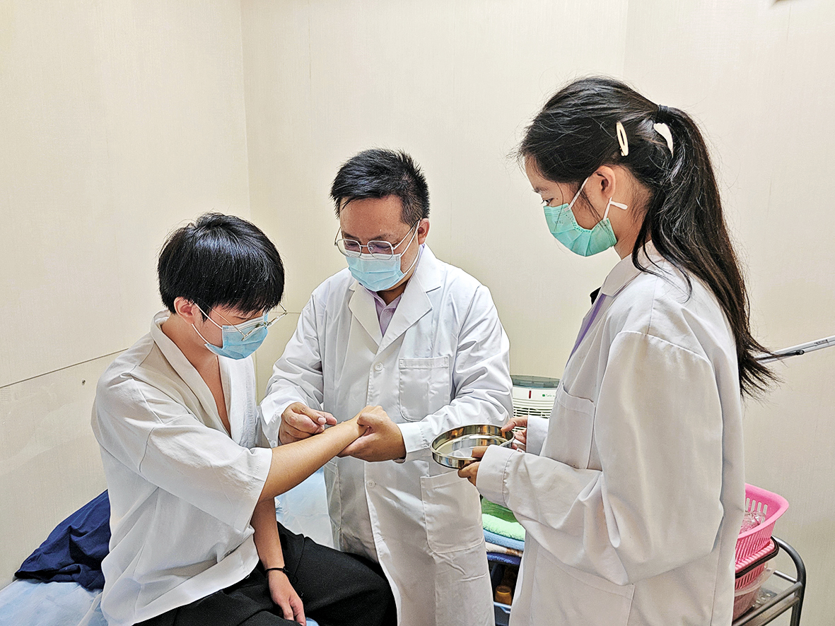IVE健康及生命科學系的三大課程：「可持續發展及環境管理高級文憑（科目組）」、「中醫藥專業及營運高級文憑【授課語言：中文（廣東話）】」及「醫務中心營運高級文憑」，藉着課堂講授專業知識，配合不同的學習經歷如實地考察和實習等，助不同志趣的學生裝備十足，為入行鋪路。