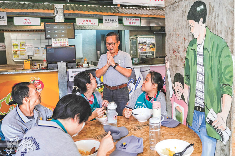 旺角社企餐廳「廚尊」創辦人許承俊3月做心臟手術後,考慮到健康狀况,早前拍片希望尋找有心人合作繼續經營廚尊。他透露有逾30個單位聯絡他,近日回港洽談。圖為許承俊(雙手合十者)昨回到廚尊,與潛在合營者會面後,跟正在用膳的員工聊天。(馮凱鍵攝)