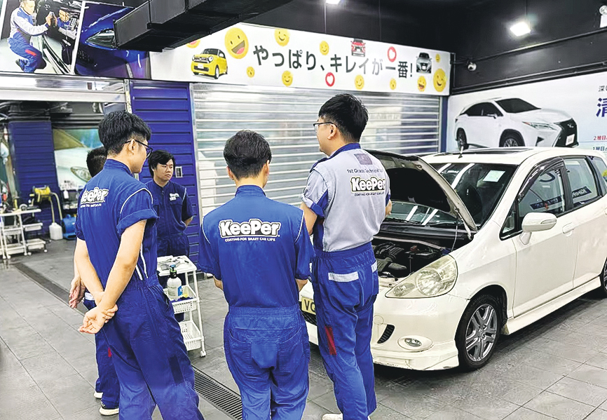 入場參加「JUMP招聘及進修博覽」,記得帶備CV及學歷證明,向心儀的公私營參展機構,展示求職或增值自己的熱誠和實力!圖為參展機構之一的KeePer PRO SHOP員工。