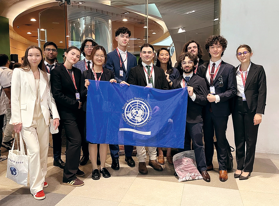 學生透過參加不同的活動和比賽，鍛煉批判思考與實戰能力。圖為學生參與世界模擬聯合國會議。