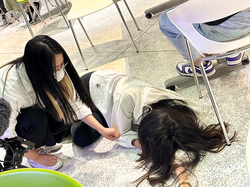 學生在模擬凶案現場，進行 蒐證、化驗及分析。