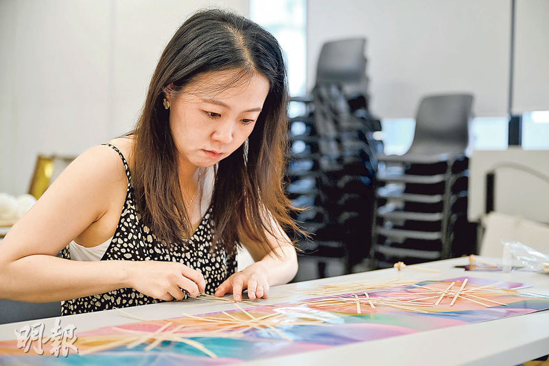 課程踏入尾聲，學員正加緊製作花牌，這些作品將在明天開始的周年展覽展出。（鍾林枝攝）