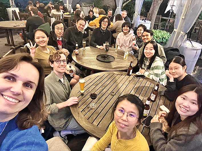 Kiki（右下）曾到澳洲墨爾本大學交流，跟來自不同背景的研究人員和學生相處。