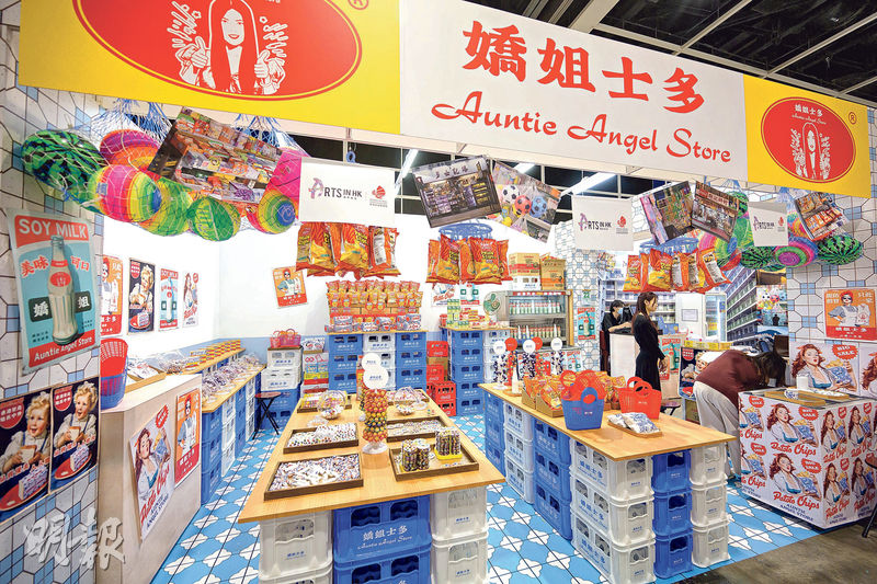 《嬌姐士多》--本地藝術家許開嬌以青花陶瓷重現香港傳統「士多」文化，探尋這些逐漸消失的日常場景。（蘇智鑫攝）