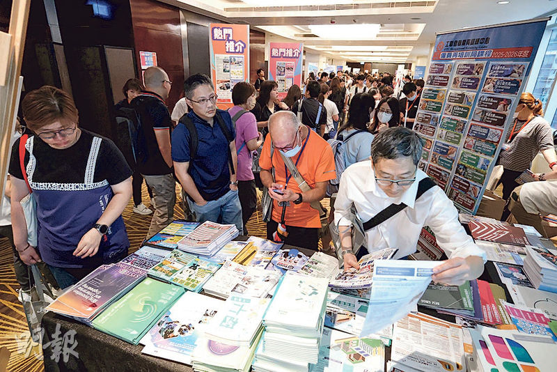 明報主辦的「JUMP招聘及進修博覽2025」前日舉行，約1500人次到場參與，部分參展機構為求職者提供即場面試。（李紹昌攝）