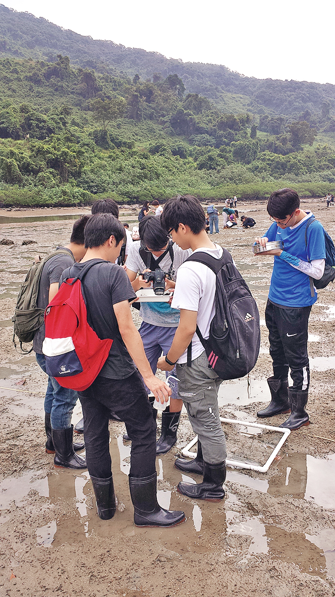 課程學生進行生態考察活動。