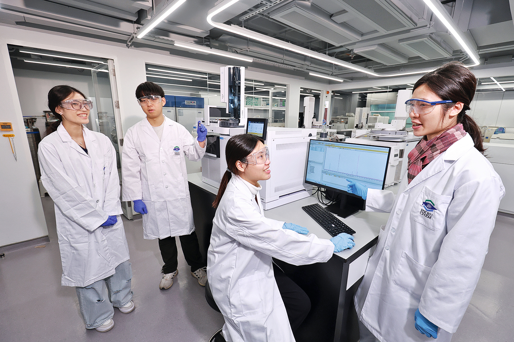 浸大化學系全新「生物化學和檢測科學理學士（榮譽）」課程，致力培養未來科研與檢測領域的專業人才。學生們與學系科學主任梁經猷（右一）交流，學習多元的化學知識。