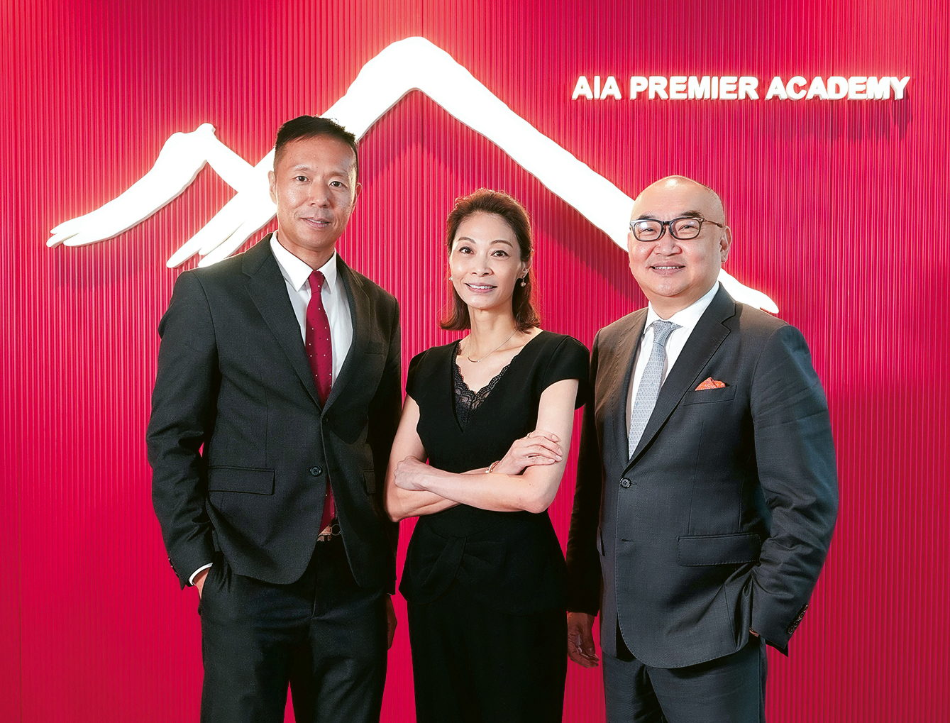 友邦香港及澳門首席營業官陳潔瑩（圖中）、友邦精英學院主管李加齊（左一）和高級資深區域總監李振威博士（右一）