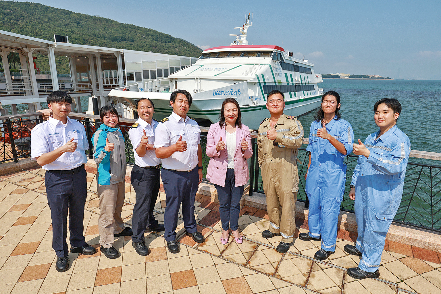 愉景灣航運交通運輸助理總經理吳慧心(右四)及船員團隊。