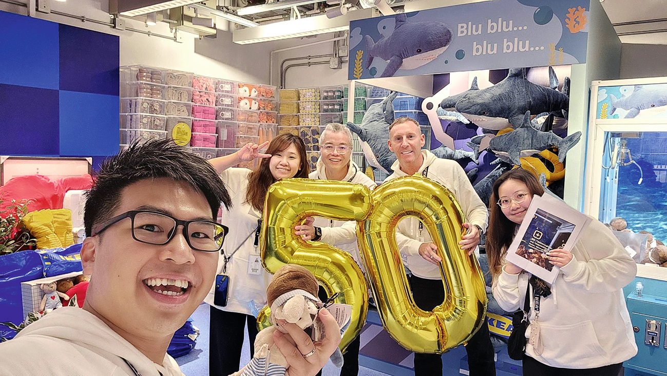員工以燦爛笑容慶祝公司踏入金禧里程碑。