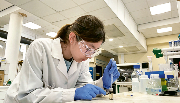 GREAT學生林嘉彥去年赴牛津大學參與塑膠降解研究,用實驗驗證自己提出的假設。