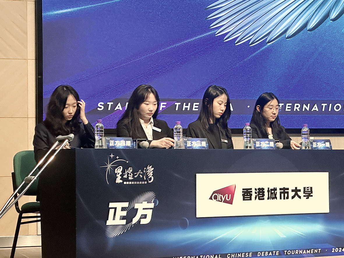 Garcia（左一）積極融入城大的學習生活，課餘更參加了不少活動發展個人潛能，包括加入城大普通話辯論隊。