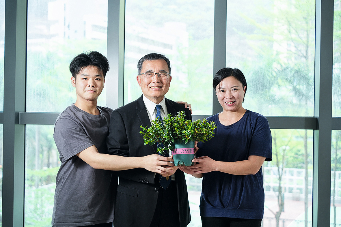 Kelly(右)與同學Terry(左)感謝蘇Sir(中)的悉心教導,助他們增強應考警隊的信心。