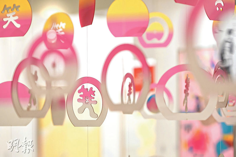100 SMILES--The Tiny Smile 以中國傳統月亮門與「百笑圖」為核心，懸掛100個笑臉符號，將文化符號轉化為當代藝術語言。（蘇智鑫攝）