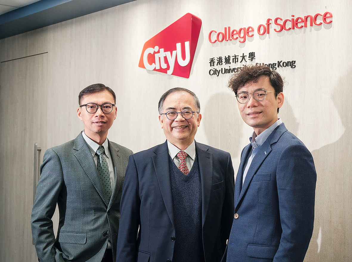 城大理學院副院長(本科生教育)何永昌教授(中)、城大理學院副院長(拓展及國際事務)黃駿弦教授(左一)及城大物理學系助理教授黃崇清(右一)
