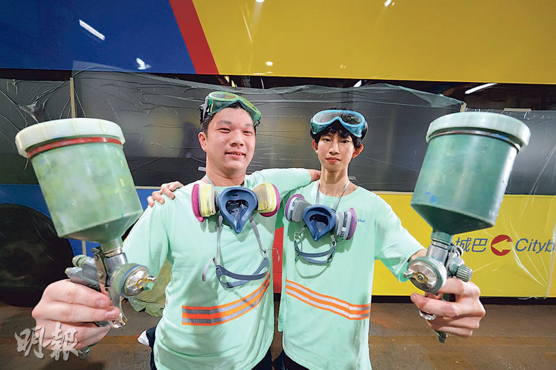 16歲的王冠軒(左)和18歲的李健鴻(右)作為代表城巴的工程學徒參加今屆世界技能大賽,分別晉身港區汽車噴漆組別賽事的八強和四強。(李紹昌攝)