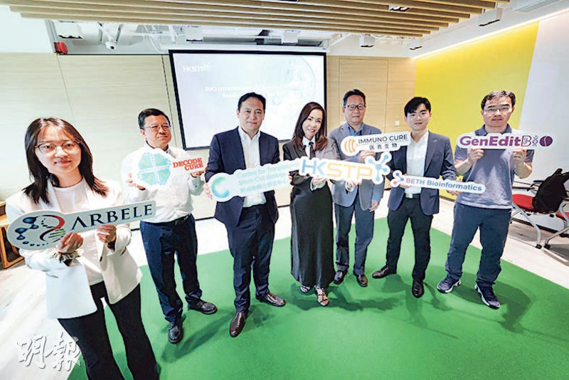 國際生物科技大會今年於美國波士頓舉行,科技園公司率領16間科企參加。6間科企昨出席記者會,其中「貝思生物科技」業務發展主任陳思暘(右二)首次參與大會,其公司由兩名中大醫學院教授創辦。幹細胞轉化研究中心由首席研究員港大內科學系臨牀助理教授李曦(左三)代表出席。(李紹昌攝)