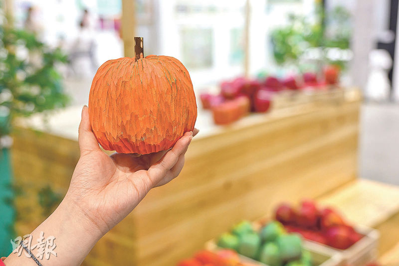 《果欄》--香港藝術家李樹淡從傳統市場汲取靈感，以手工雕刻木製蔬果打造互動裝置《果欄》。每件作品由$500起。（蘇智鑫攝）