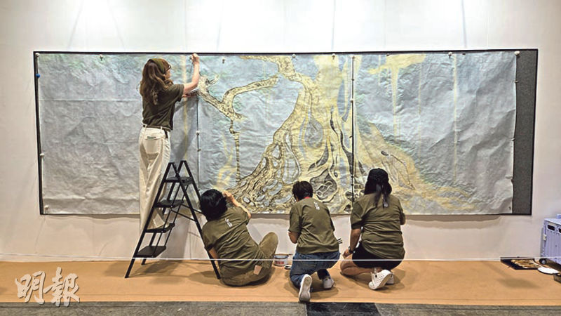 《千絲韌》--4名女性藝術家以「女為悅己者『榕』」為題，現場共同創作一幅大型水墨長卷《千絲韌》，過程開放觀眾近距離欣賞。作品最終為慈善機構籌得約11萬元。（陳真紀攝）