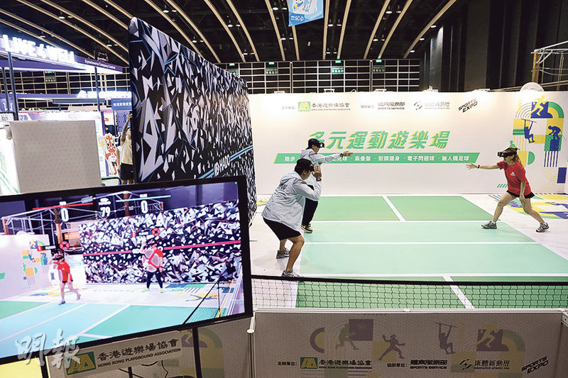 香港遊樂場協會今年再度參加香港運動消閒博覽，提供約7款運動體驗試玩，機構傳訊經理馬嘉鍵估計博覽期間有5000至6000人參與。是次新增HADO電子閃避球（圖）體驗，參加者需戴頭盔裝置及手部感應器，透過手部上下揮動進行防守與進攻。（何佩錡攝）