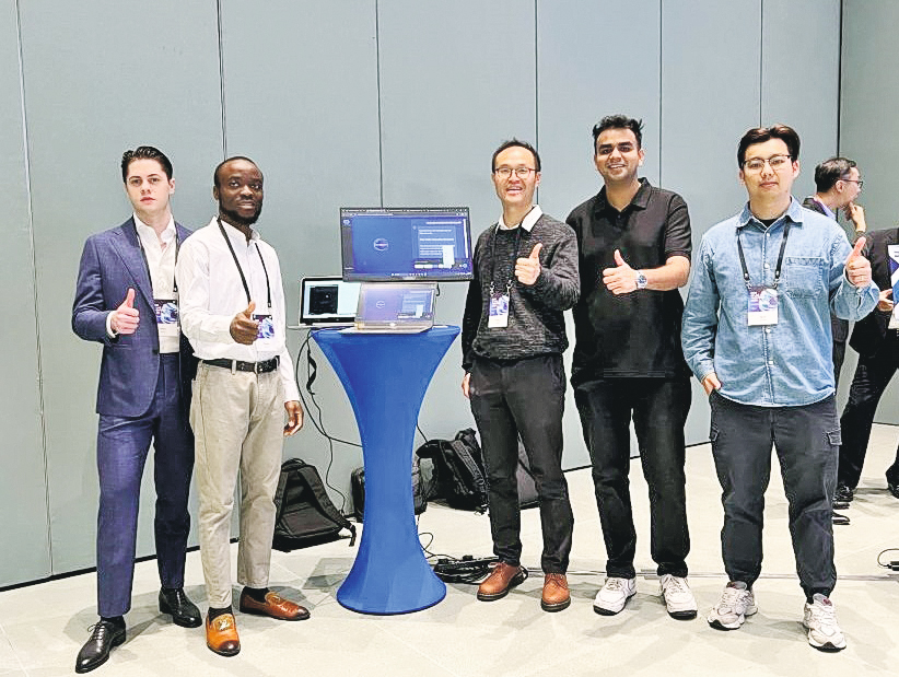 香港AI人才短缺,SagaDigits Limited創辦人陳智銓(中間者)組建跨國科研團隊應對挑戰。圖為他和團隊(成員來自俄羅斯、奈及利亞、印度及香港)早前參與製作機電人工智能實驗室科技講座。