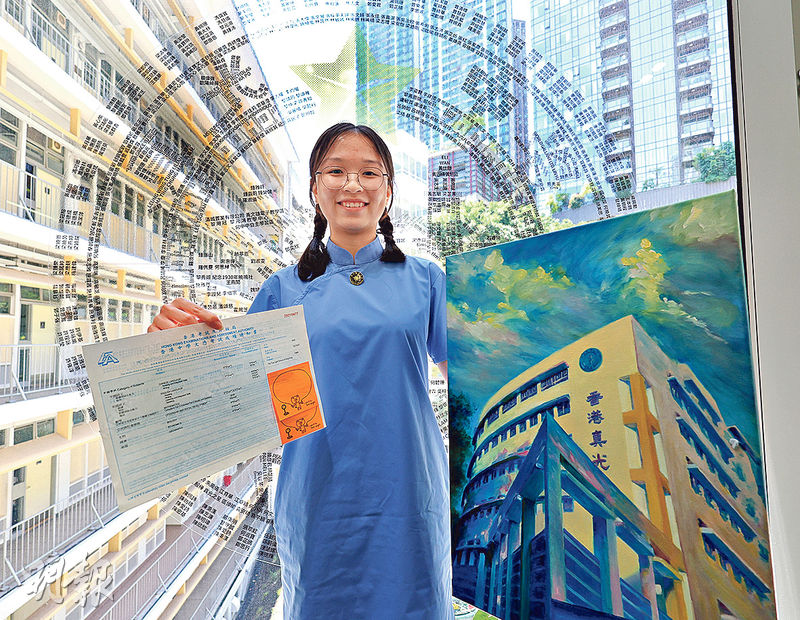 香港真光中學首名狀元馮乙翹無意從醫，卻因兒時看的一齣戲，驅使她計劃負笈英國倫敦政治經濟學院讀環境及可持續發展與經濟學。馮昨將親手畫的學校畫像送給將榮休的班主任。（李紹昌攝）