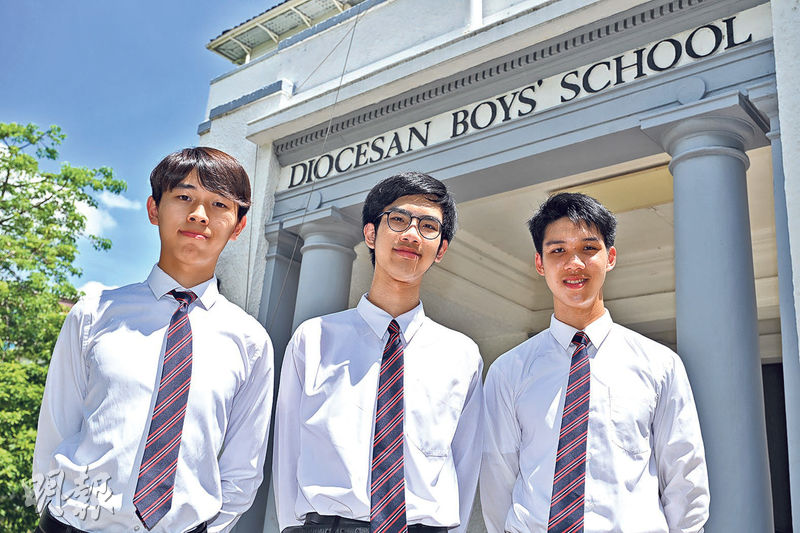 國際文憑大學預科課程(IBDP)前晚放榜,本港至少有32名「狀元」,考獲滿分45分,包括3人來自直資傳統名校拔萃男書院,其中蔣承軒(左)及曾卓健(右)表明會留港讀醫,高健豐(中)將到英國牛津大學讀數學與電腦科學。(盧曼盈攝)
