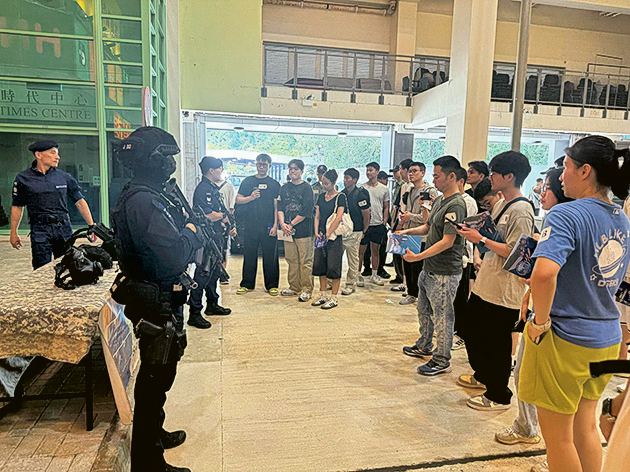 學生參觀香港警察學院,親身體驗紀律部隊的日常訓練。