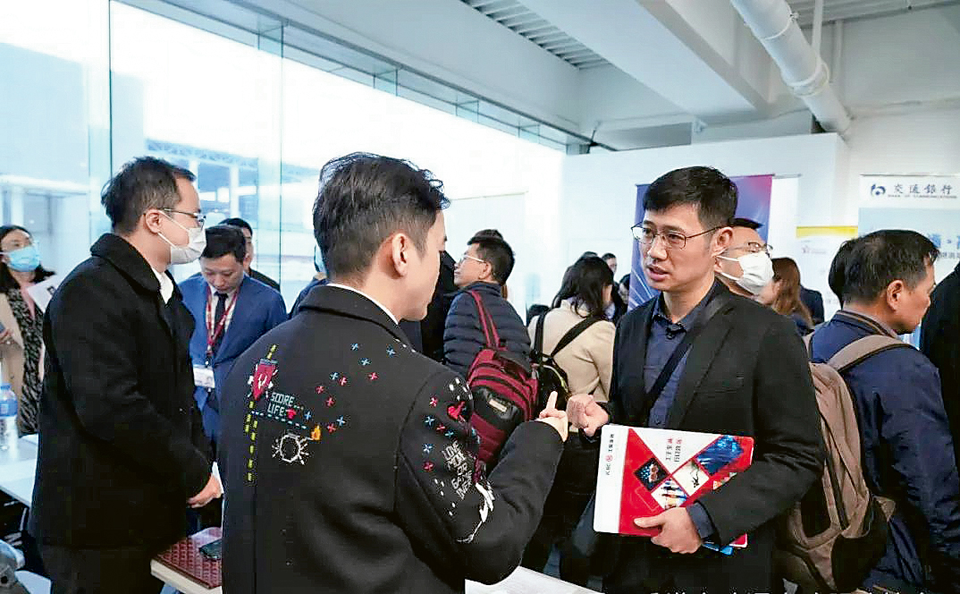 不少高才來港後面對求職、語言及文化適應等挑戰。專家建議應保持積極心態，多了解本地就業市場，並提升語言與溝通能力，有助加快融入香港。圖為香港高才通人才服務協會舉辦高才招聘展覽會的情况。