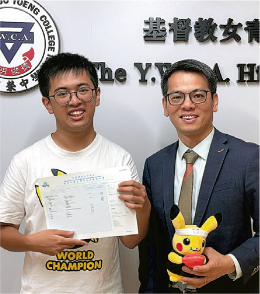 基督教女青年會丘佐榮中學DSE生鄭業楷(綽號蝦皮,左)去年成為 Pokémon Go 「世一」,前日接過成績單,和校長郭世民合照留念。(受訪者提供)