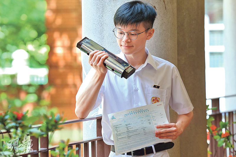 英皇書院「超級狀元」容卓言是學校口琴隊成員，考DSE時他靠相約朋友吹口琴和「吹水」紓壓，至今每晚仍與爸媽「枕邊話」最少半小時，分享校園點滴。（李紹昌攝）