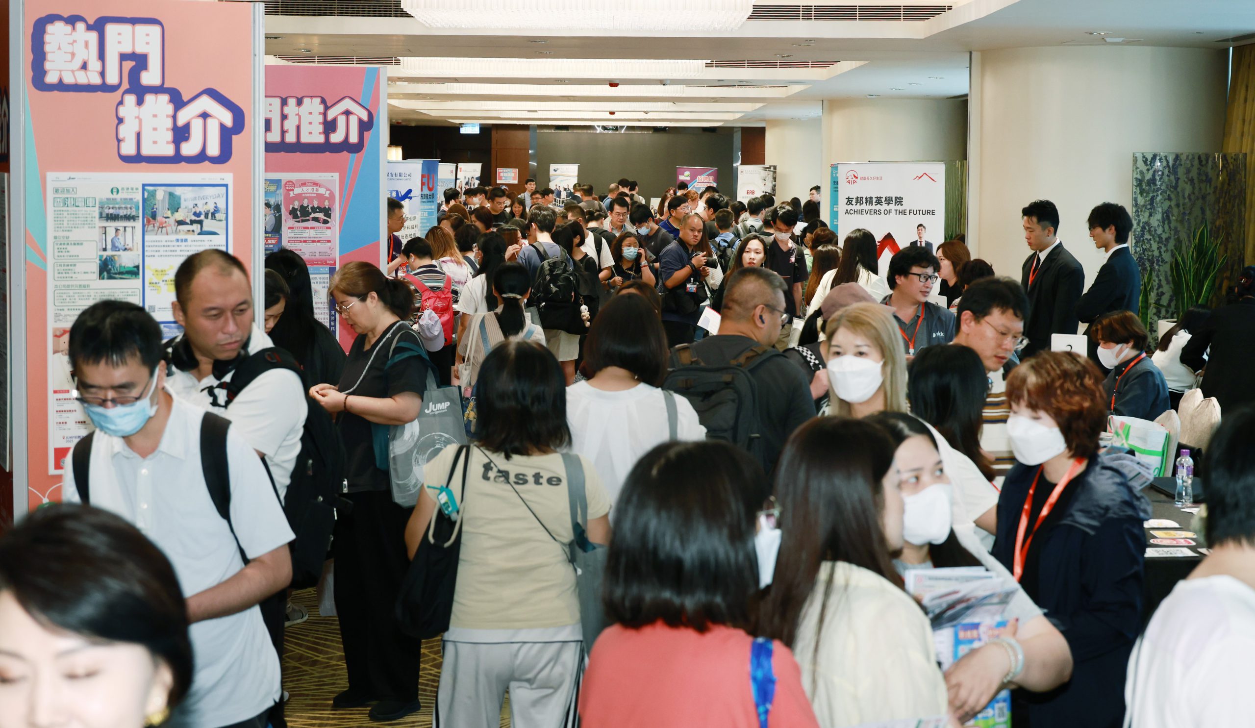 兩層展區均人潮不斷。