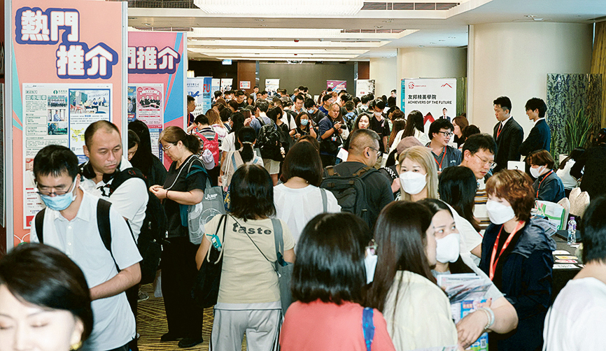 兩層展區均人潮不斷。