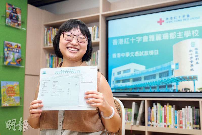  考生陳藝霖天生患腦麻痹，走路靠拐杖，習慣比別人走得慢下造就堅毅性格，她DSE考獲7科11分，向「編劇夢」進發。（廖凱霖攝）