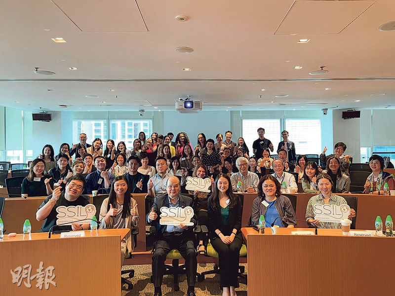  前政務司長張建宗（前排左三）以嘉賓講師身分，參與港大與瑞銀合辦的第三屆「可持續與社會創新領導培訓課程」。圖為張建宗與學員合照。